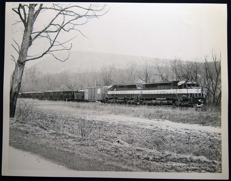 Item #26740 Photograph of the Erie Lackawanna Train SF100 Heading for Portland, PA with a Set-out. Americana - 20th Century - Photography - Transportation - Rail.